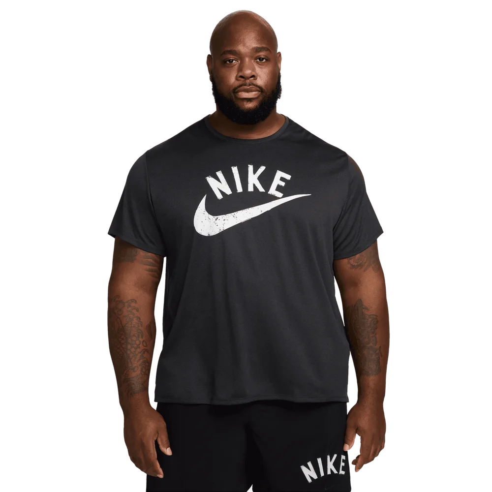 Miler Swoosh Dri-FIT Short-Sleeve, treningstrøye, herre – Svart v:2922578 Miler Swoosh Dri-FIT Short-Sleeve, treningstrøye, herre – Svart v:2922578